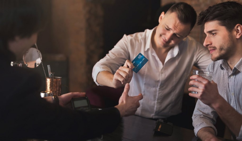 pago con tarjeta en un bar