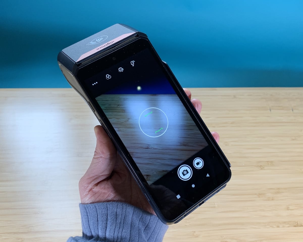 ingenico-axium-camara-pantalla Todos los terminales inteligentes de Ingenico están equipados con una cámara