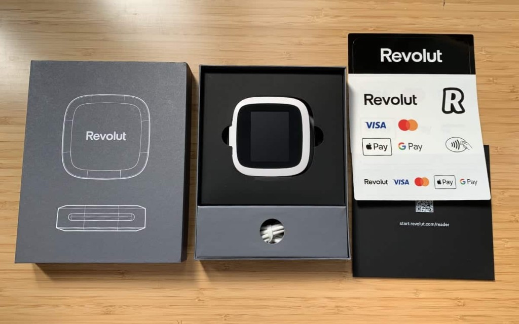 El paquete del datáfono Revolut contiene un lector de tarjetas, un cable USB y pegatinas con las tarjetas aceptadas