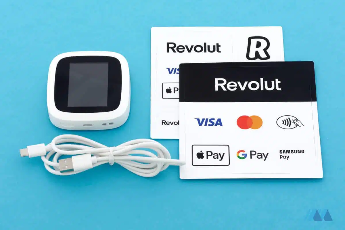 El paquete del lector Revolut contiene un terminal, un cable USB y adhesivos con las tarjetas aceptadas
