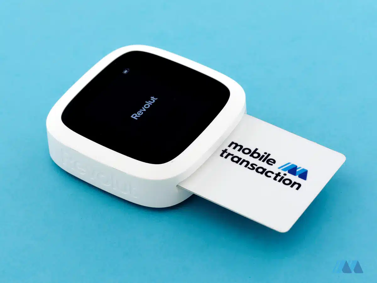 El datáfono portátil de Revolut es compacto y práctico de manejar